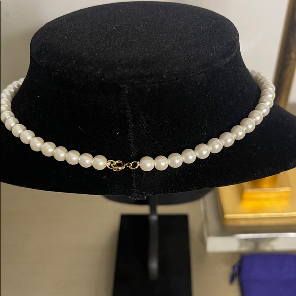 Tory Burch Elegant Pearl Necklace with Crystal Pave T. - Picture 4 of 5